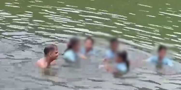 Alwar Principal Viral Video: अपने ही स्कूल की लड़कियों संग बिना कपड़ों के नहाया प्रिंसिपल, वीडियो वायरल होने के बाद हुआ एक्शन