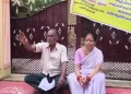 बेटे के मकान के बाहर धरने पर बैठे बुजुर्ग मां-बाप, घर से निकालने के आरोप, जानिए दोनों ने क्या कहा