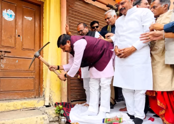 जिस मकान में बचपन से खेलकर बड़े हुए, उसी पर चलाया हथौड़ा, सीएम मोहन ने क्यों तोड़ा अपना पुश्तैनी घर