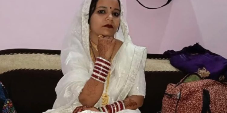 पति को गिरफ्तार करने पुलिस आई तो छोड़ने की गुहार लगाती रही प्रेग्नेंट पत्नी, पुलिस ने मारी लात, महिला की हुई मौत