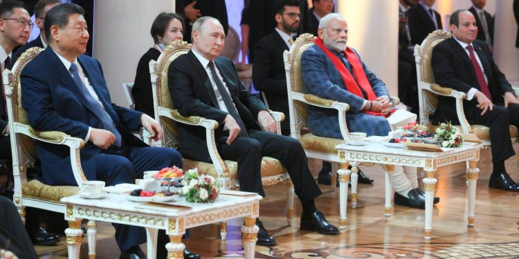 बीच में मोदी, अगल-बगल पुतिन-जिनपिंग…BRICS की फैमिली फोटो बनी चर्चा का केंद्र, भारत की दिखी धाक