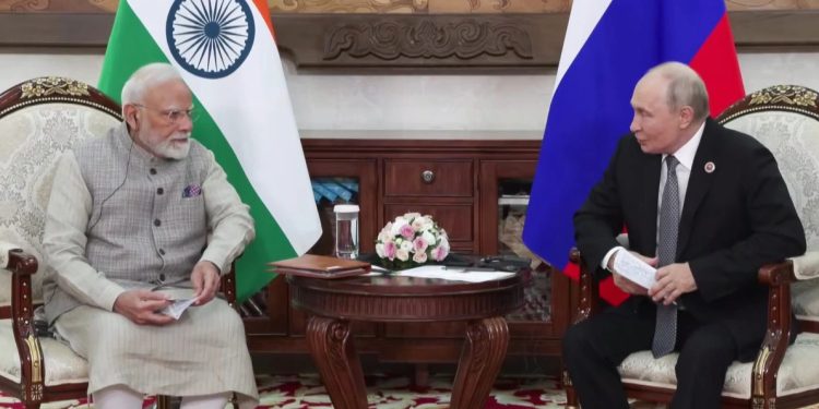 Modi Putin Meeting: पुतिन से मिले PM मोदी, यूक्रेन युद्ध पर दिया शांति का संदेश; सितंबर में भारत आएंगे रूसी राष्ट्रपति