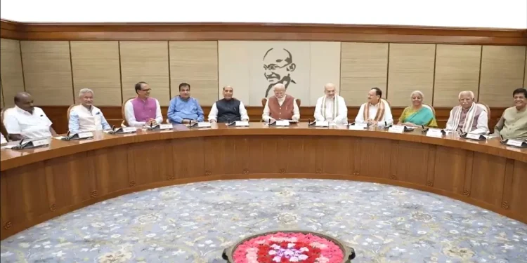 बैठक में पहुंचते ही PM मोदी को मिला स्टैंडिंग ओवेशन, मंत्रियों ने की प्रधानमंत्री की उपलब्धियों की सराहना