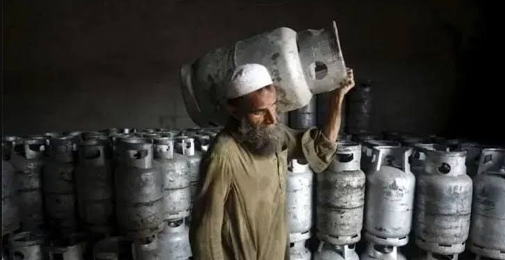 Pakistan LPG Price Hike: पाकिस्तान में 7 हजार रुपए का मिल रहा LPG सिलेंडर, ईरान से 17 अक्टूबर से सप्लाई बंद, जानिए दूसरी चीजों के दाम