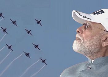 PM Modi Varanasi Visit: पीएम मोदी ने देखा विमानों का एयर शो, राफेल-सुखोई के करतब; 7 किमी रोड शो भी किया