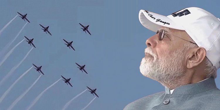 PM Modi Varanasi Visit: पीएम मोदी ने देखा विमानों का एयर शो, राफेल-सुखोई के करतब; 7 किमी रोड शो भी किया