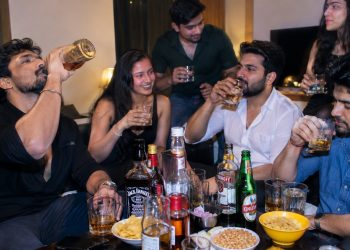 Alcohol In Winter: दो पैग से दूर होगी ठंड… क्या सर्दियों में शराब पीने से ठंड नहीं लगती? एक्सपर्ट से समझें पूरा सच