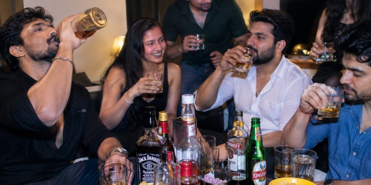 Alcohol In Winter: दो पैग से दूर होगी ठंड… क्या सर्दियों में शराब पीने से ठंड नहीं लगती? एक्सपर्ट से समझें पूरा सच