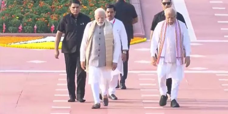 Gandhi Jayanti 2026: पीएम मोदी ने राजघाट पर महात्मा गांधी को दी श्रद्धांजलि