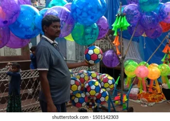 Balloon Sellers in Fairs: ‘सिर्फ मेले में आता हूं, महीने के 80 हजार कमा लेता हूं.. गुब्बारे बेचने वाले ने बताया कमाई का सिस्टम