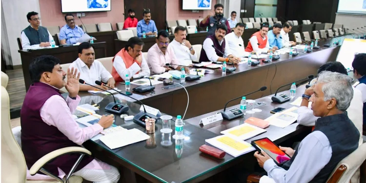 Simhastha 2028:कलेक्टर ने 1 महीने की सैलरी देकर 3 पटवारियों को नौकरी से निकाला, एमपी के इस जिले की कार्रवाई से मचा हड़कंप